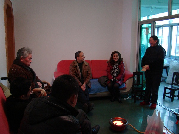 市农科所慰问病退特困科技人才职工代表