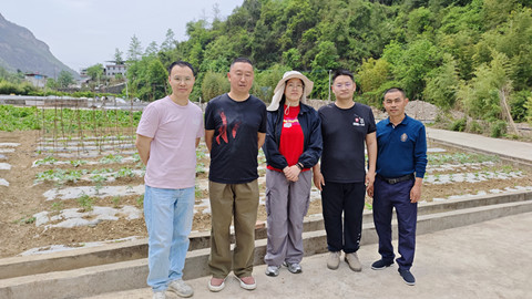 田间问诊开良方 科技赋能促振兴 